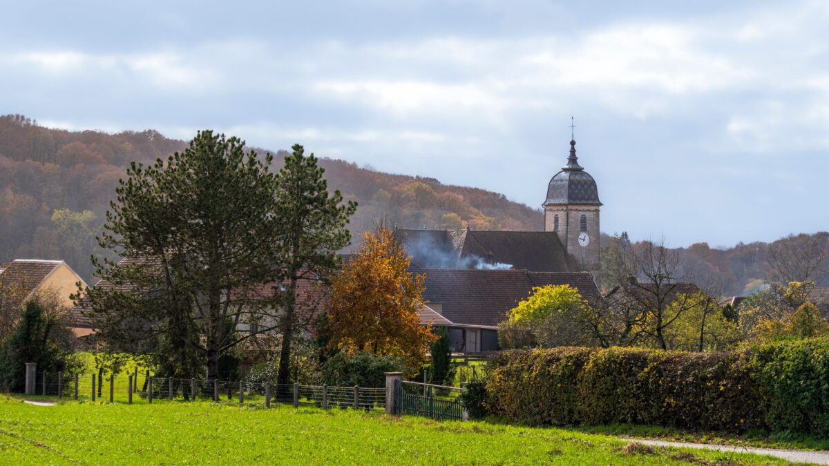 Visiter les villages de France à l'automne : que faire pendant les vacances de la Toussaint 2026